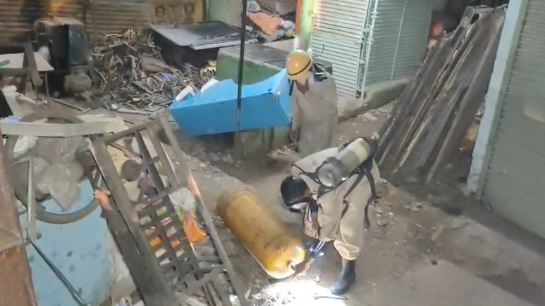 Indore Gas Leakage: सिलेंडर काटने वाला कबाड़ी गिरफ्तार, गैस रिसाव से कई लोगों की तबीयत हुई थी खराब