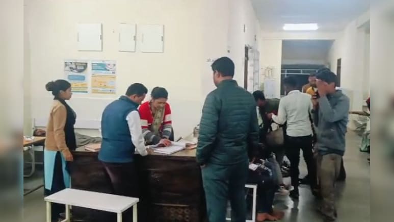 भोपाल-सागर स्टेट हाईवे पर पलटी श्रद्धालुओं से भरी ट्रैक्टर-ट्रॉली, 20 से ज्यादा लोग घायल