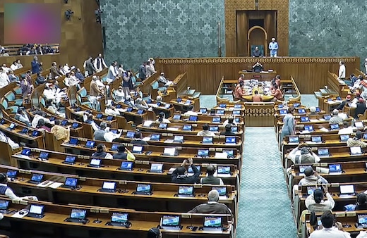 संसद LIVE: कांग्रेस के 5 और सांसदों पर सस्पेंशन की तलवार लटकी, स्पीकर पर उछाले थे कागज