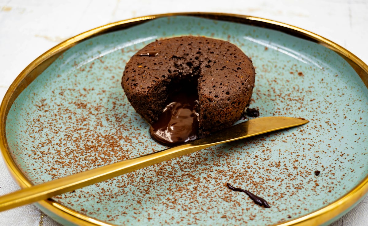 Pistachio Chocolate Lava Cake Recipe: घर पर बनाएं पिस्ता चॉकलेट लावा केक, काटते ही बहेगा स्वाद का ज्वालामुखी