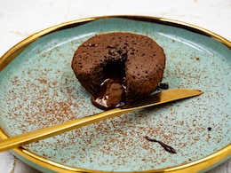 Pistachio Chocolate Lava Cake Recipe: घर पर बनाएं पिस्ता चॉकलेट लावा केक, काटते ही बहेगा स्वाद का ज्वालामुखी
