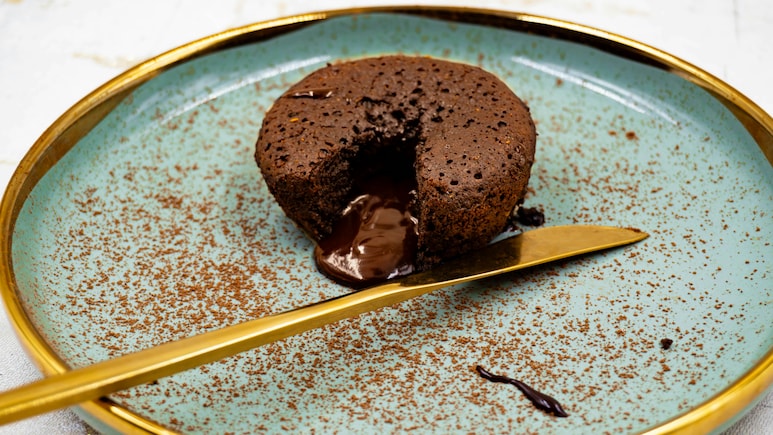 Pistachio Chocolate Lava Cake Recipe: घर पर बनाएं पिस्ता चॉकलेट लावा केक, काटते ही बहेगा स्वाद का ज्वालामुखी