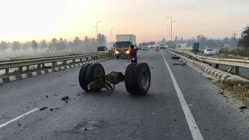 चेचिस से अलग हुए ट्रक के पहिए, कार के उड़े परखच्चे,  बेंगलुरु में रोंगटे खड़े करने वाला हादसा