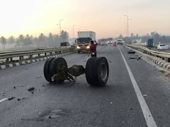 चेचिस से अलग हुए ट्रक के पहिए, कार के उड़े परखच्चे,  बेंगलुरु में रोंगटे खड़े करने वाला हादसा