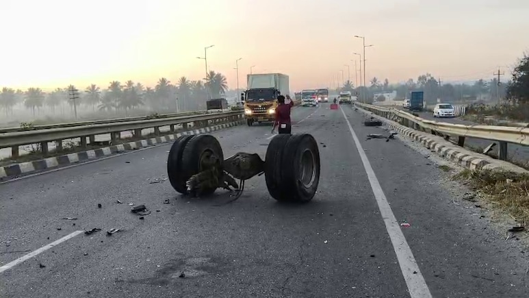 चेसिस से अलग हुए ट्रक के पहिए, कार के उड़े परखच्चे,  बेंगलुरु में रोंगटे खड़े करने वाला हादसा