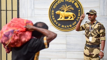 Forex Reserves Jump $8.66 Billion To Record $725.7 Billion