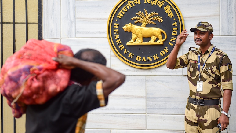 Forex Reserves Jump $8.66 Billion To Record $725.7 Billion