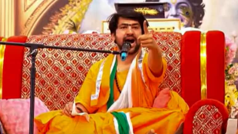 माला के साथ भाला रखने के धीरेंद्र शास्त्री के मंत्र पर विवाद, जानें कब-किस धर्मगुरु के बिगड़े बोल