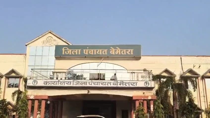 PM Awas Yojana: जिला पंचायत की कार्रवाई