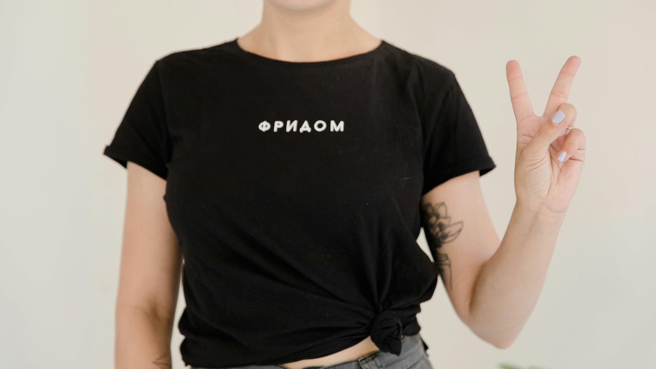 10 Simple Ways to Make a Plain T-Shirt Look Stylish Every Day 10 Simple Ways to Make a Plain T-Shirt Look Stylish Every Day