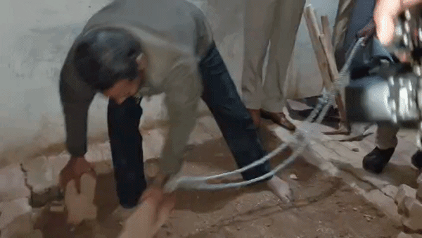 जहां दफनाई थी भाई की लाश, वहां लेकर पहुंची पुलिस. 