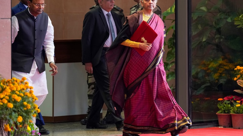 9 बजट और 9 रेशमी साड़&zwj;ियां: व&zwj;ित्त मंत्री का अनोखा स्&zwj;वैग, आंकड़ों के साथ पेश की संस्कृति की झलक