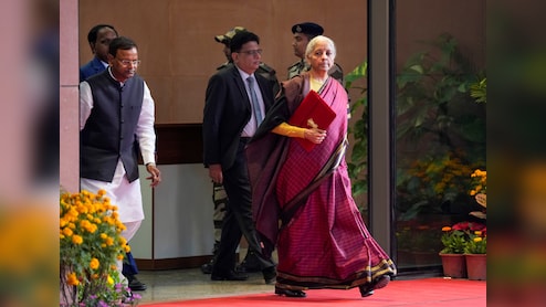 Budget 2026: बैंगनी कांजीवरम साड़ी पहन कर्तव्य भवन पहुंचीं निर्मला सीतारमण, जानिए क्या खास