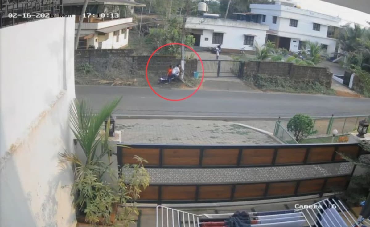 On Camera, Speeding Bike Rams Electric Pole In Karnataka, 2 Students Hurt