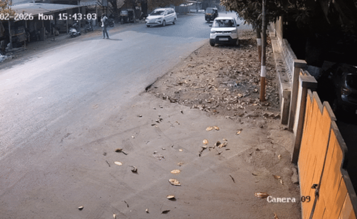 VIDEO: बोनट से उछालकर सड़क पर पटका, रोड क्रॉस कर रहे शख्स को तेज रफ्तार कार ने उड़ाया