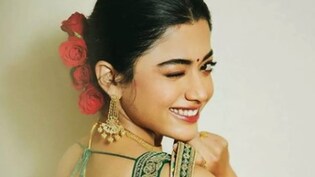 रश्मिका मंदाना ने शेयर कर दी वेडिंग से जुड़ी पहली फोटो, फूलों से सजे टेबल पर रखे थे सेब, अंगूर साथ में लजीज जापानी मेन्यू