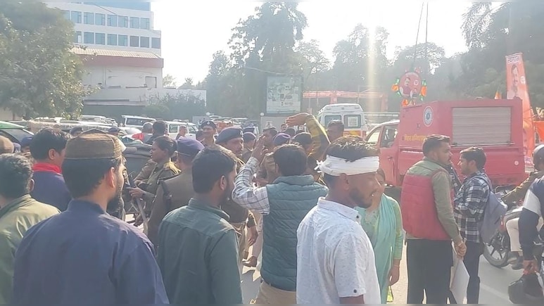 TRE-4 के लिए सड़कों पर उतरे शिक्षक अभ्यर्थी, पुलिस से झड़प, जानें क्यों गुस्से में हैं छात्र