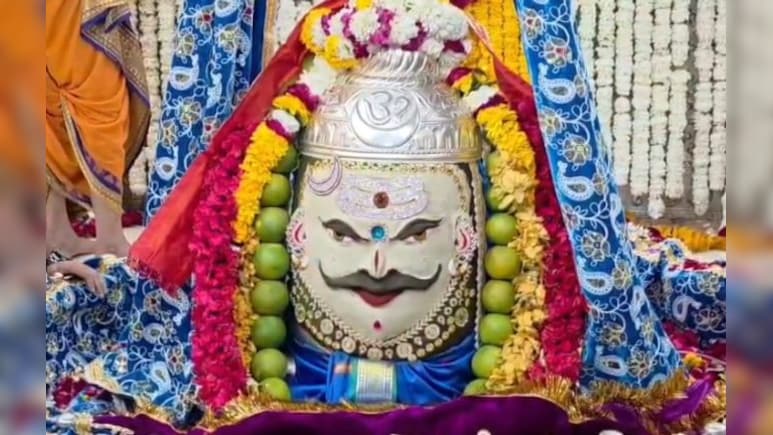 शिव नवरात्रि का दूसरा दिन: राजा स्वरूप में सजे बाबा महाकाल, कल शेषनाग स्वरूप में होंगे दर्शन