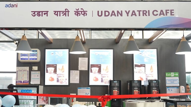अरे वाह! मुंबई एयरपोर्ट पर अब सिर्फ 20 रुपये में समोसा और 10 रुपये में चाय, 'उड़ान यात्री कैफे' ने मचाई धूम