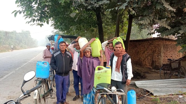3 KM दूर जाने पर बुझती है प्यास, बिहार के इस गांव में लोग नल से महरूम, कागजों में दावे