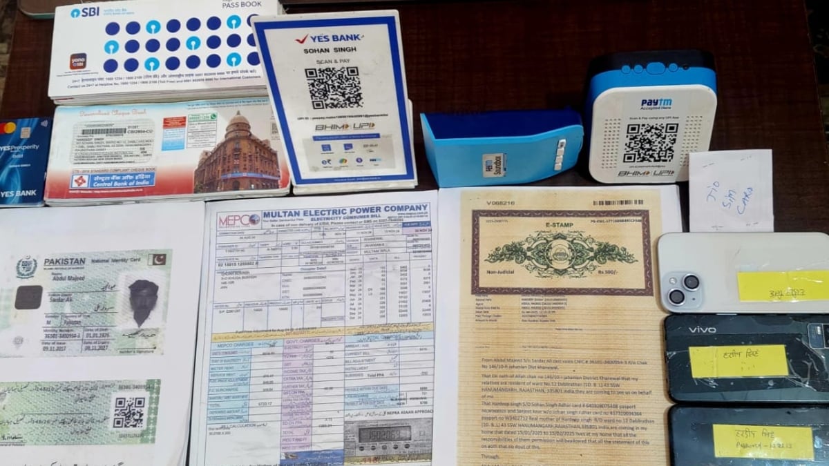 आरोपी से बरामद ठगी के लिए इस्तेमाल किया जानेवाला सामान