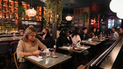 न्यूयॉर्क में खुला दुनिया का पहला AI Dating Cafe, टेबल पर AI चैटबॉट से कर सकते हैं खुलकर दिल की बातें