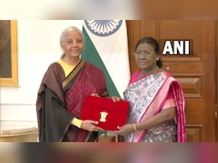 राष्‍ट्रपति द्रौपदी मुर्मू से मिलीं वित्त मंत्री निर्मला सीतारमण, बजट की कॉपी सौंपी