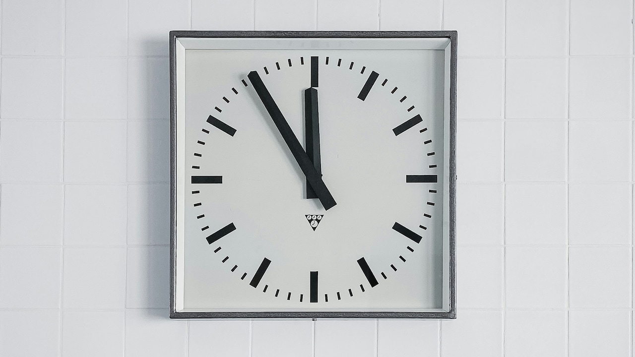Why Your Wall Clock Looks Odd And Distracting: Placement Rules To Get It Right Why Your Wall Clock Looks Odd And Distracting: Placement Rules To Get It Right