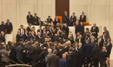 तुर्की के सांसदों में जमकर चले लात-घूंसे, संसद बनी जंग का मैदान, देखें VIDEO