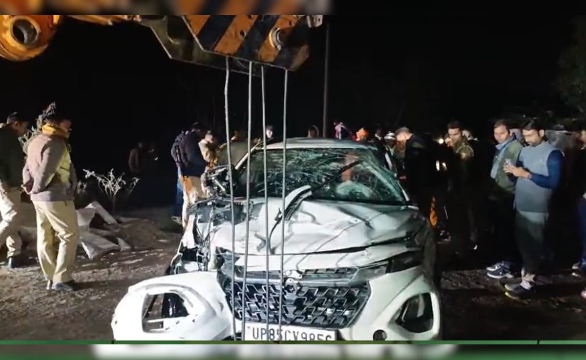 मथुरा: घुप्‍प अंधेरा, खतरनाक मोड़, तेज रफ्तार! रजबहा में गिरी कार और काल के गाल में समा गए 4 युवक