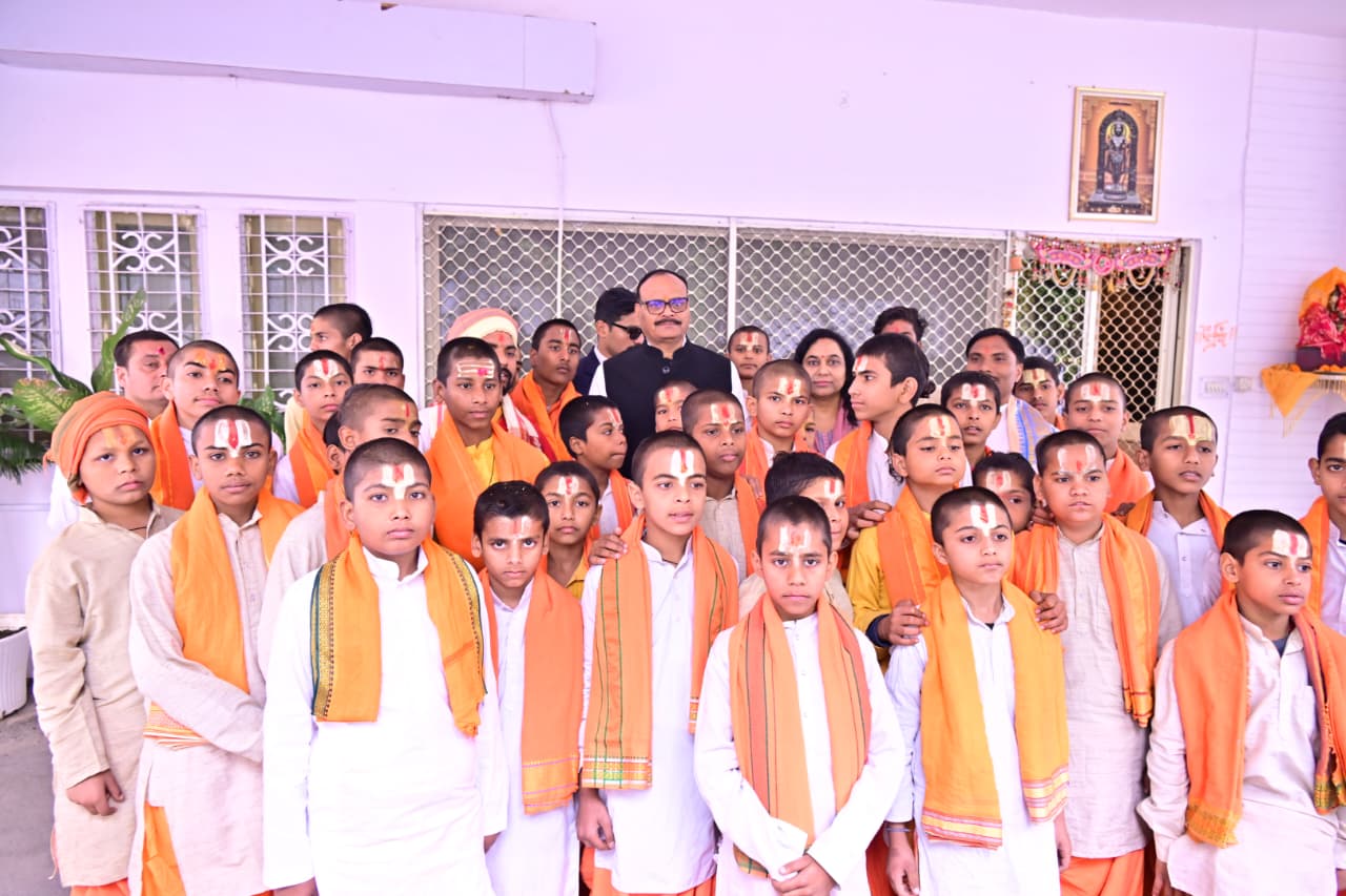 UP में ब्राह्मण राजनीति पर घमासान: शंकराचार्य विवाद के बाद ब्रजेश पाठक ने 101 बटुकों को बुलाकर किया सम्मान
