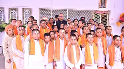 UP में ब्राह्मण राजनीति पर घमासान: शंकराचार्य विवाद के बाद ब्रजेश पाठक ने 101 बटुकों को बुलाकर किया सम्मान