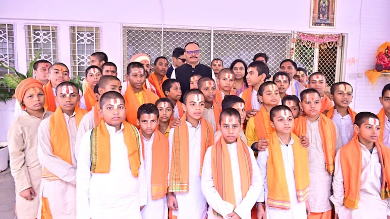 UP में ब्राह्मण राजनीति पर घमासान: शंकराचार्य विवाद के बाद डिप्टी CM ब्रजेश पाठक ने 101 बटुकों को बुलाकर किया सम्मान