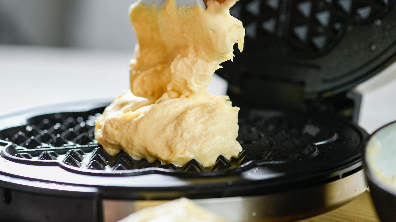 Avoid overfilling the waffle maker Avoid overfilling the waffle maker