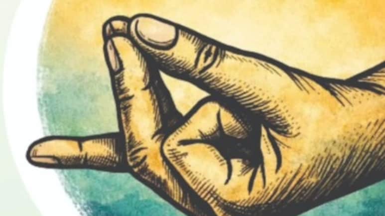 तनाव, घबराहट और दिल की बीमारियों को दूर रखने के लिए रोज़ करें हृदय मुद्रा, जानें करने का सही तरीका और फायदे