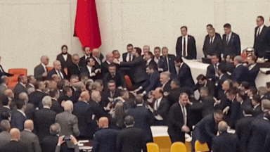 तुर्की के सांसदों में जमकर चले लात-घूंसे तुर्की के सांसदों में जमकर चले लात-घूंसे