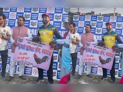 क्रिकेट टूर्नामेंट में ना ट्रॉफी, ना कैश...खिलाड़ी को प्लेयर ऑफ द मैच अवॉर्ड में मिला देसी मुर्गा