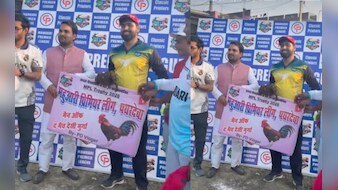 क्रिकेट टूर्नामेंट में ना ट्रॉफी, ना कैश...खिलाड़ी को प्लेयर ऑफ द मैच अवॉर्ड में मिला देसी मुर्गा