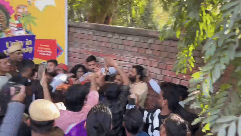 दिल्ली यूनिवर्सिटी में UGC कानून पर बवाल, महिला यूट्यूबर से हाथापाई, छात्रों का आधी रात तक हंगामा