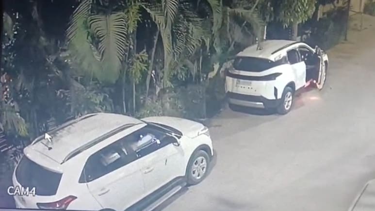 VIDEO: सावधान! हायटेक कार चोरांची टोळी सक्रिय.. फक्त 15 मिनिटात गाडी गायब,  हातचलाखी CCTVत कैद
