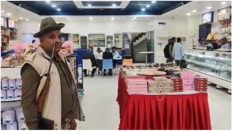 कान्हा रेस्टोरेंट पर IT रेड के बीच कचौरी-समोसे की बिक्री जारी, 100 Cr की टैक्स चोरी का शक; 5-स्टार होटलों तक छापे