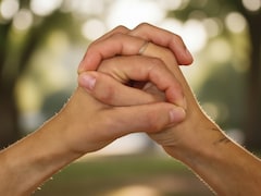 तनाव और बेचैनी को कम करती है ग्रंथित मुद्रा, दिमाग को मिलता है आराम, जानें करने का सही तरीका और फायदे