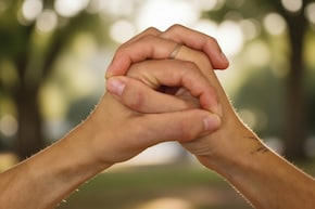 तनाव और बेचैनी को कम करती है ग्रंथित मुद्रा, दिमाग को मिलता है आराम, जानें करने का सही तरीका और फायदे