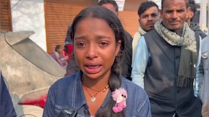 VIDEO: परीक्षा केंद्र पर लेट से पहुंचना पड़ा भारी, रोते हुई छात्रा वापस गई घर