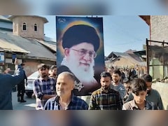 कश्मीर में खामेनेई के बड़े-बड़े पोस्टरों के साथ इजरायल-अमेरिका के खिलाफ प्रदर्शन