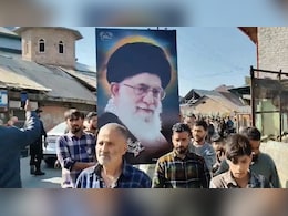 कश्मीर में खामेनेई के बड़े-बड़े पोस्टरों के साथ इजरायल-अमेरिका के खिलाफ प्रदर्शन