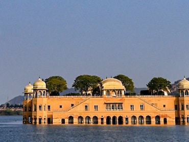 Rajasthan Weather: जयपुर से जैसलमेर तक तपने लगा राजस्थान, 48 घंटों में 3 डिग्री और बढ़ेगा तापमान, जानें आपके शहर का हाल