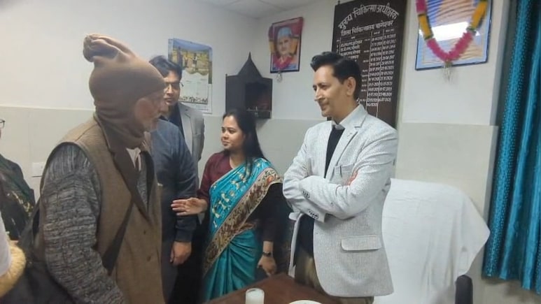 आयुष्मान कार्ड पर इलाज से इनकार, 80 वर्षीय बुजुर्ग ने फर्राटेदार अंग्रेजी में सुनाई आपबीती