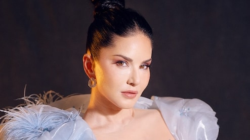 सनी लियोनी के &lsquo;बिस्मिल की महफ़िल&rsquo; कार्यक्रम पर बवाल, क्&zwj;या चाहता है बजरंग दल?