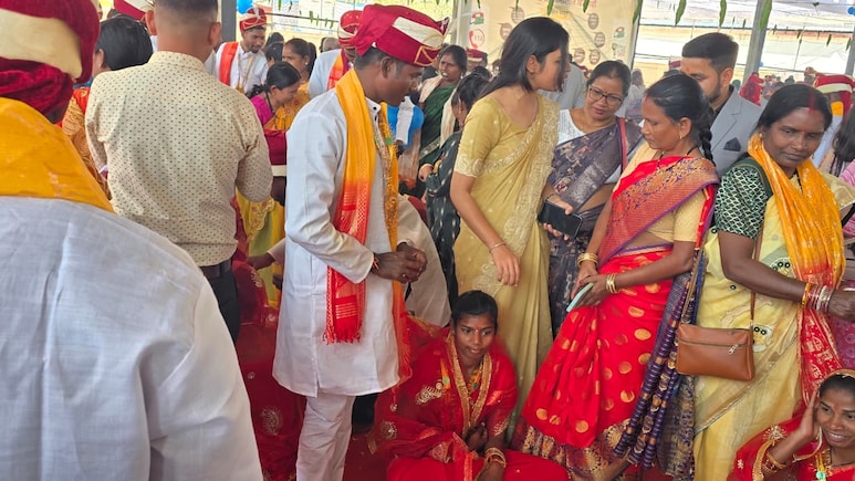 जंगल में मिले दिल, बंदूक छोड़ थामा हमसफर का हाथ... मुख्यमंत्री कन्या विवाह में सरेंडर नक्सली बावन और हिड़मे ने लिए सात फेरे